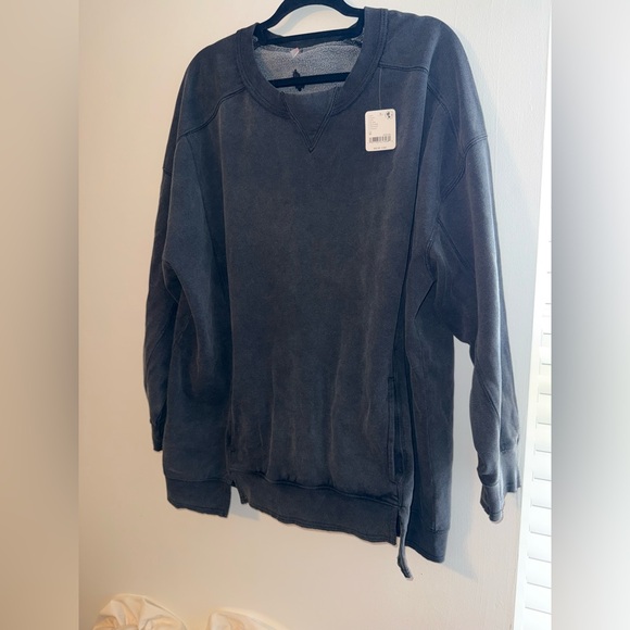 Free People Black Pullover Long Sleeve Crewneck Split Hem Sweater Medium NWT - Picture 2 of 12